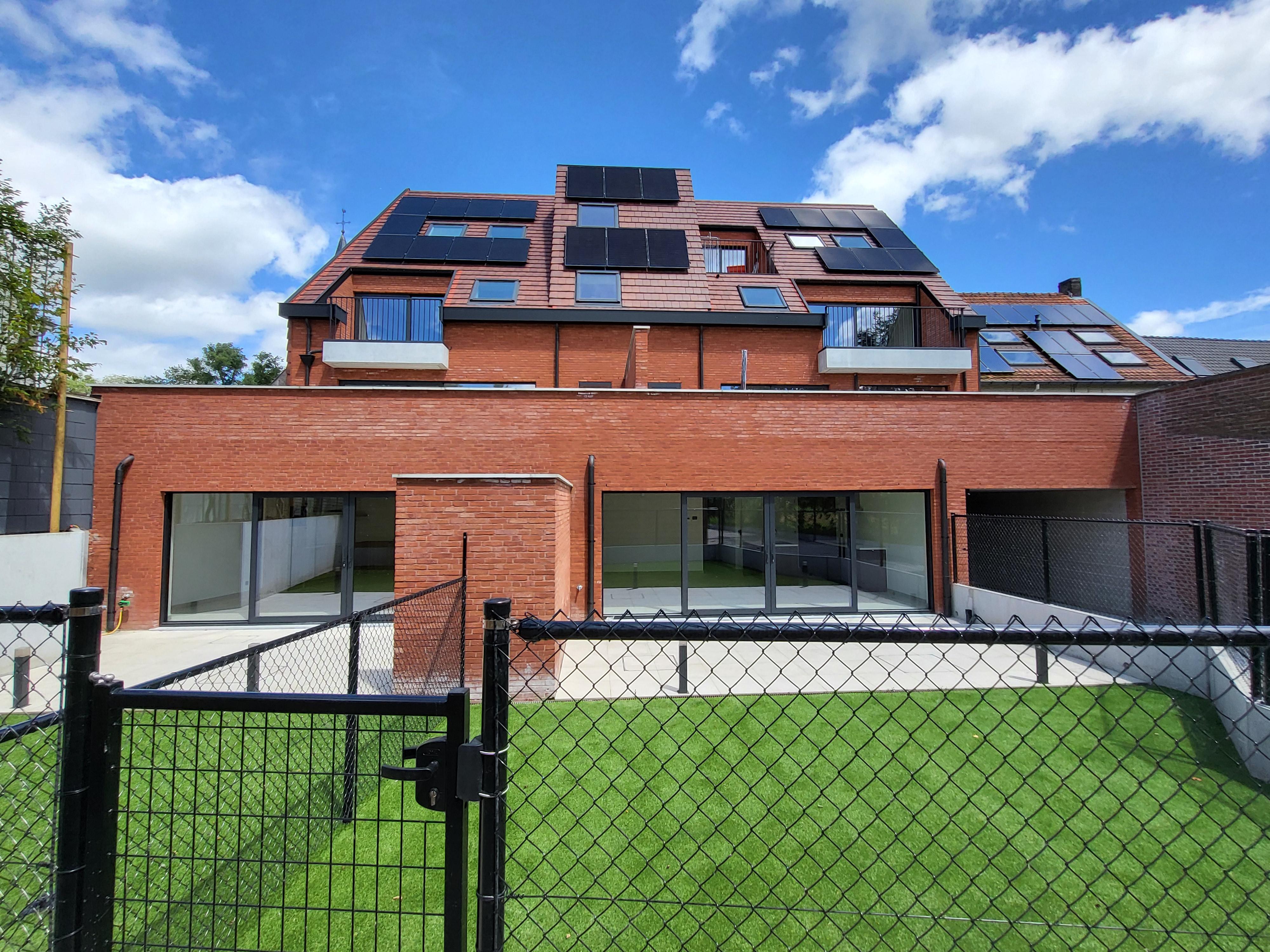 Prachtig nieuwbouwappartement gelegen op het gelijkvloers met ruim terras, tuin, carport en berging.  foto 5