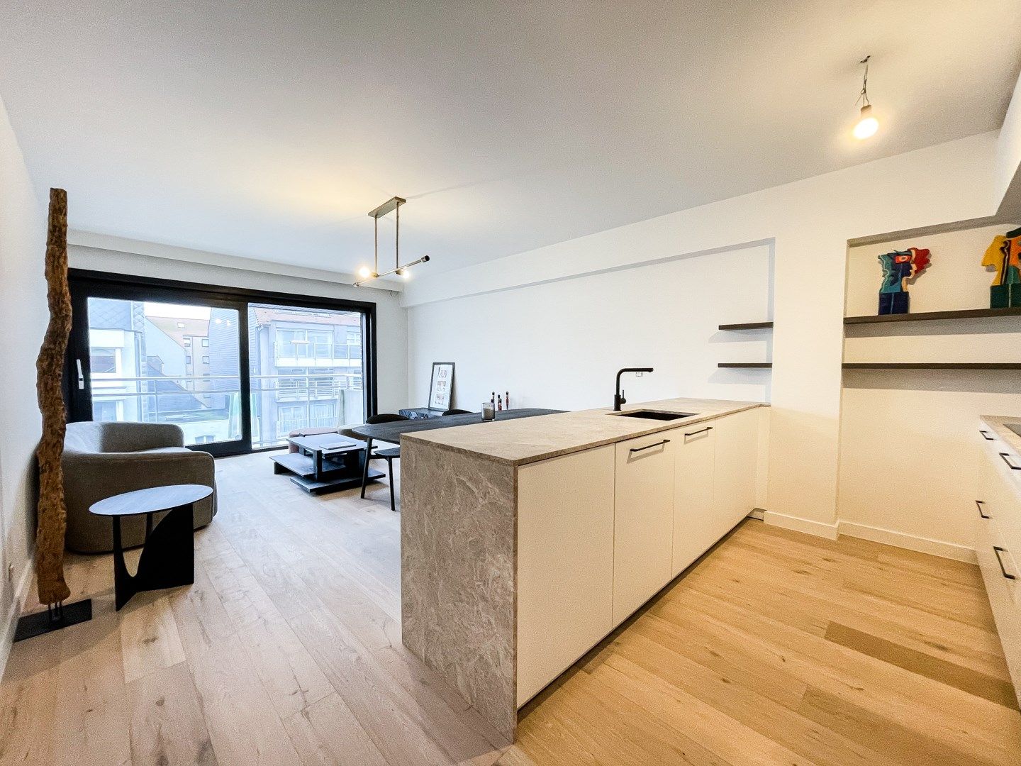 Mooi vernieuwd één slaapkamerappartement gelegen aan de zonnekant van de Lippenslaan. foto 9