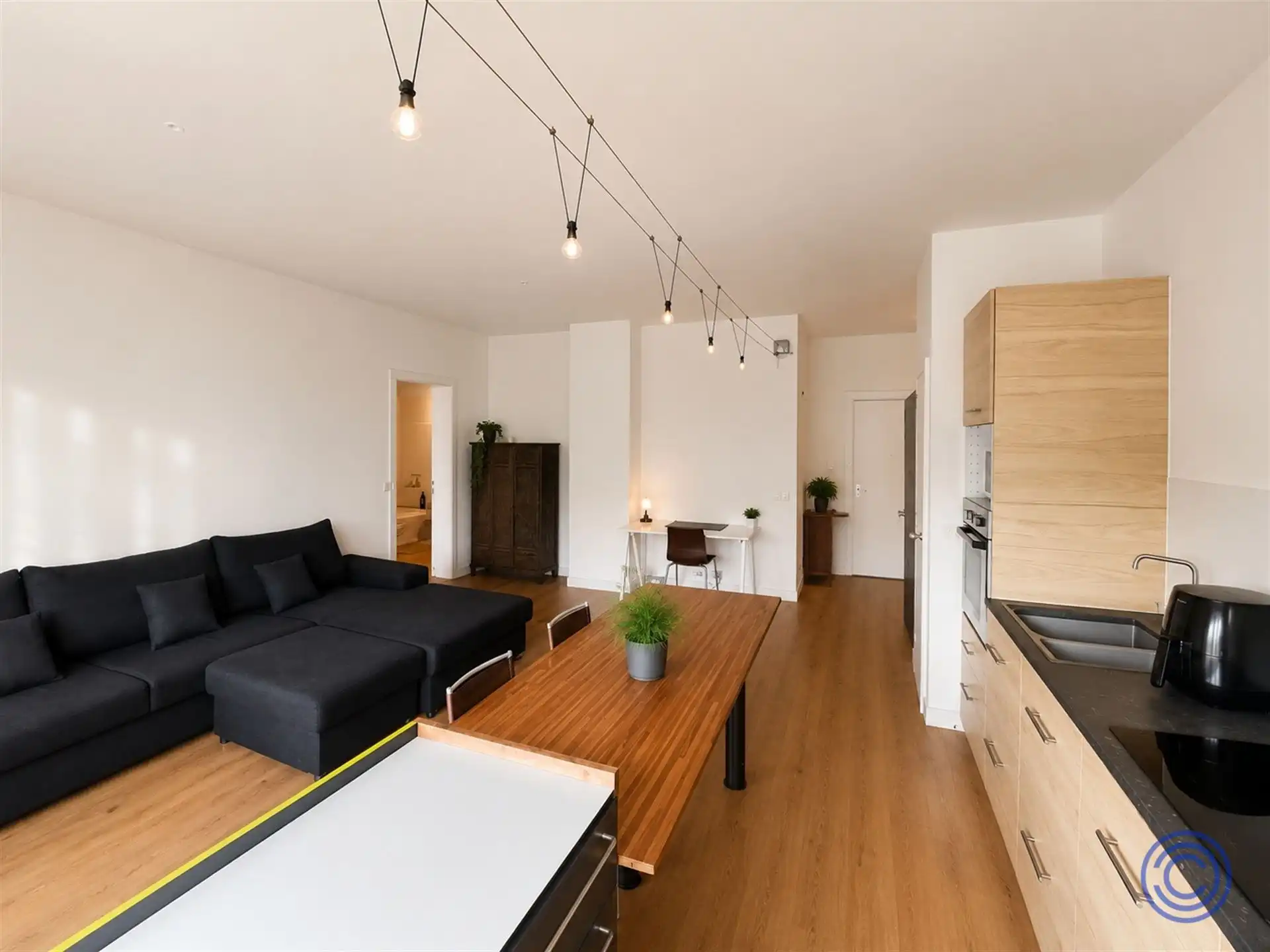 Instapklaar 1-slpk appartement met terras aan het Zuidpark foto {{pictureIndex}}