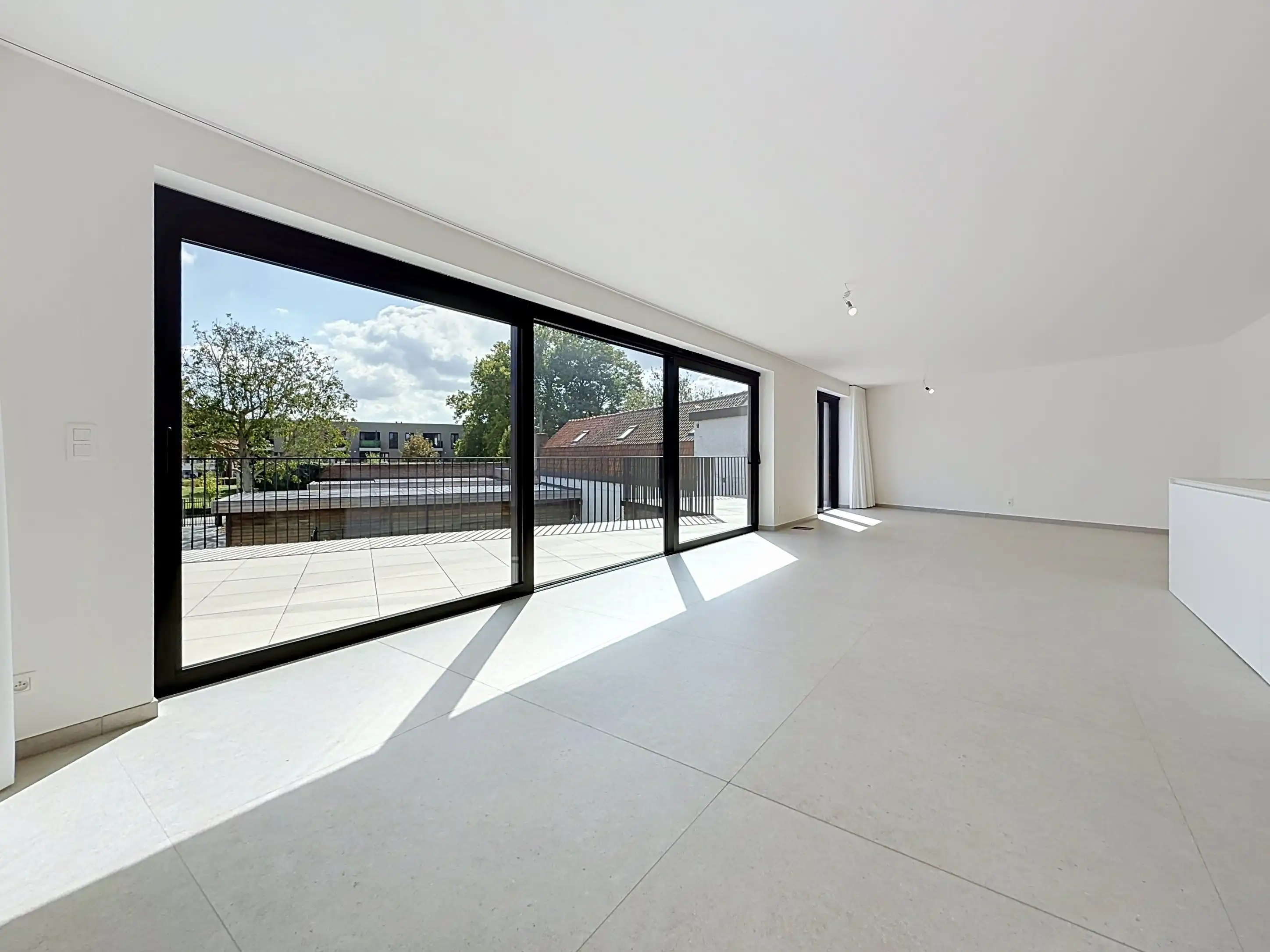 Nieuwbouwappartement te koop in Marke met 2 slaapkamers, zeer ruim terras van 50m² en een ruime woonoppervlakte foto 4
