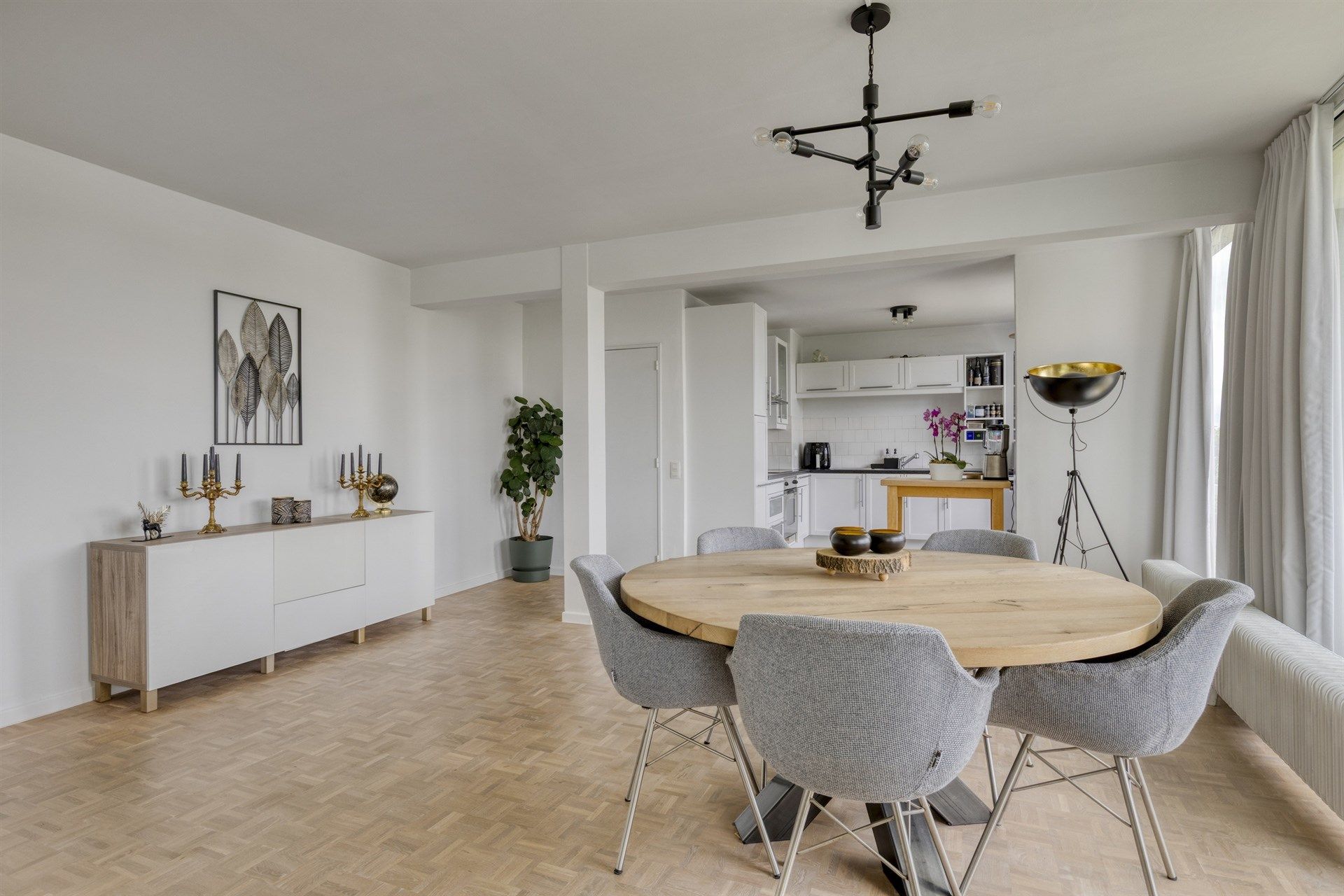 Instapklaar appartement met terras te koop in Berchem!  foto 6