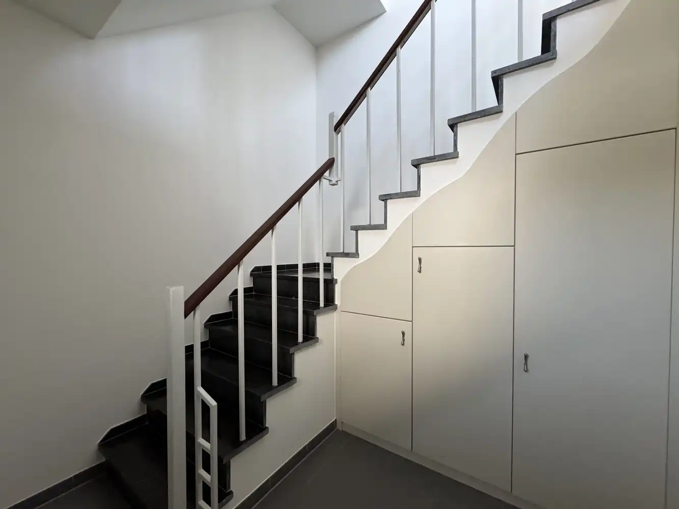 Zeer ruime huurwoning met o.a. 3 slpks en garage foto 3