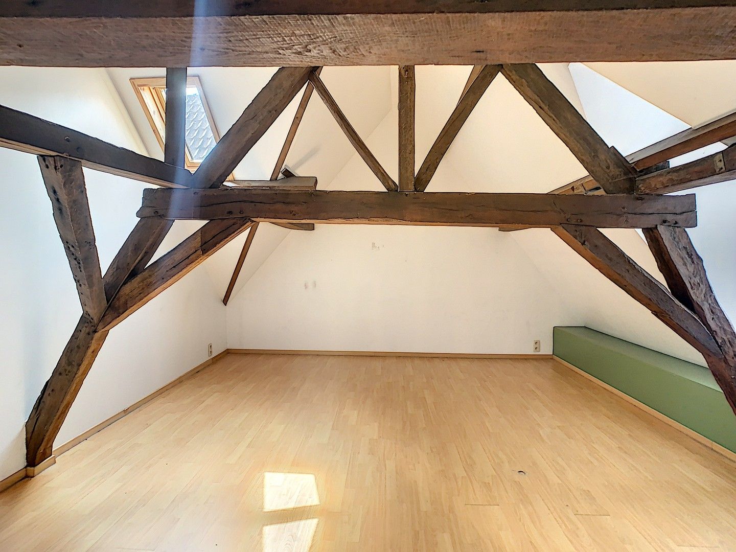 Welgelegen handelspand met ruim appartement. foto 13