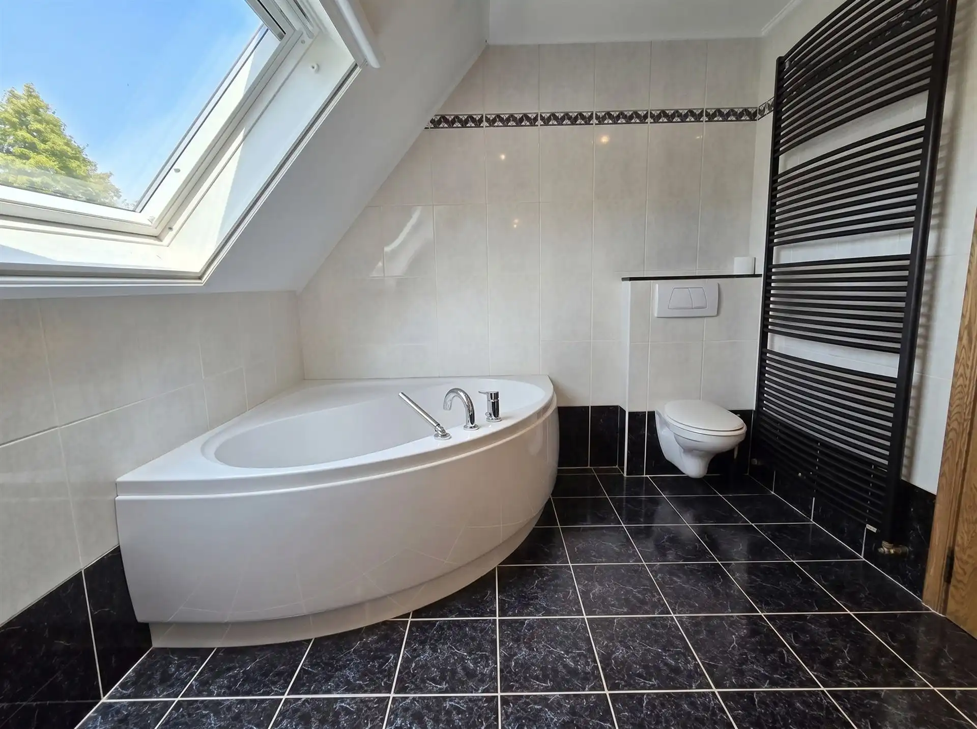 Stijlvolle woning met 4 slks op een perceel van 897m²  foto 8