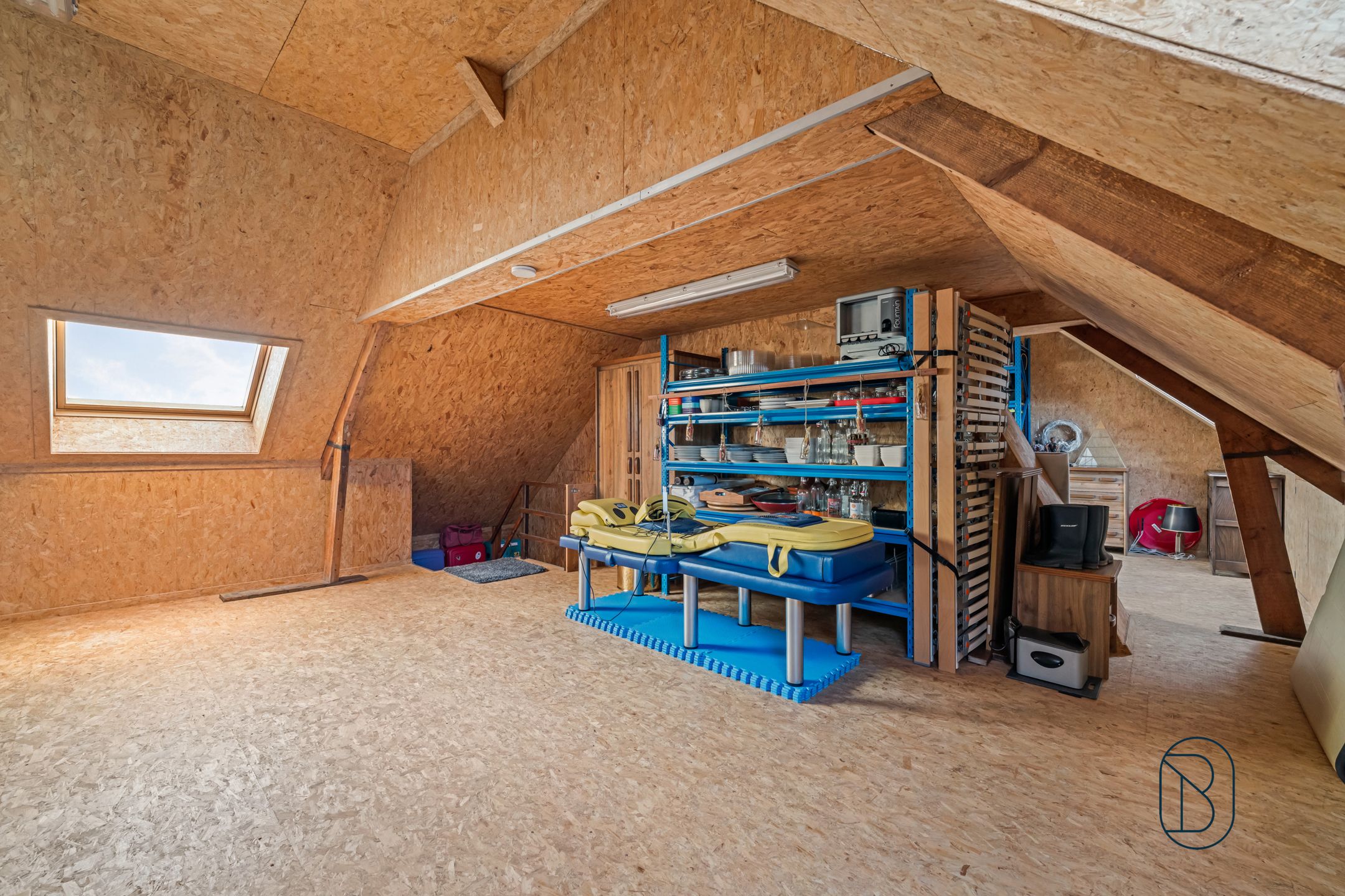 Topgelegen handelspand met woonst foto 19