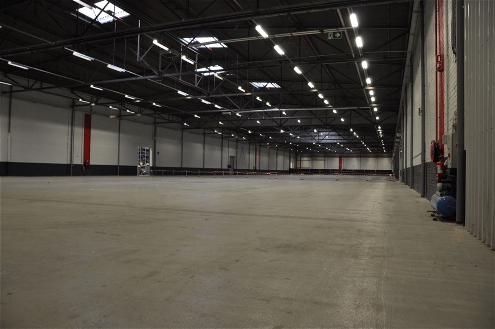 Logistieke unit + kantoren te Zele foto 12