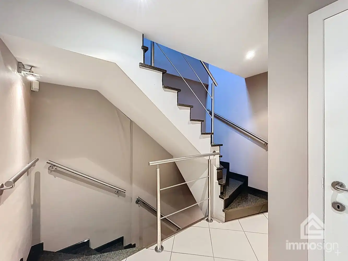 Ruim appartement met groot terras, 2 slaapkamers en carport in Peer centrum foto 5