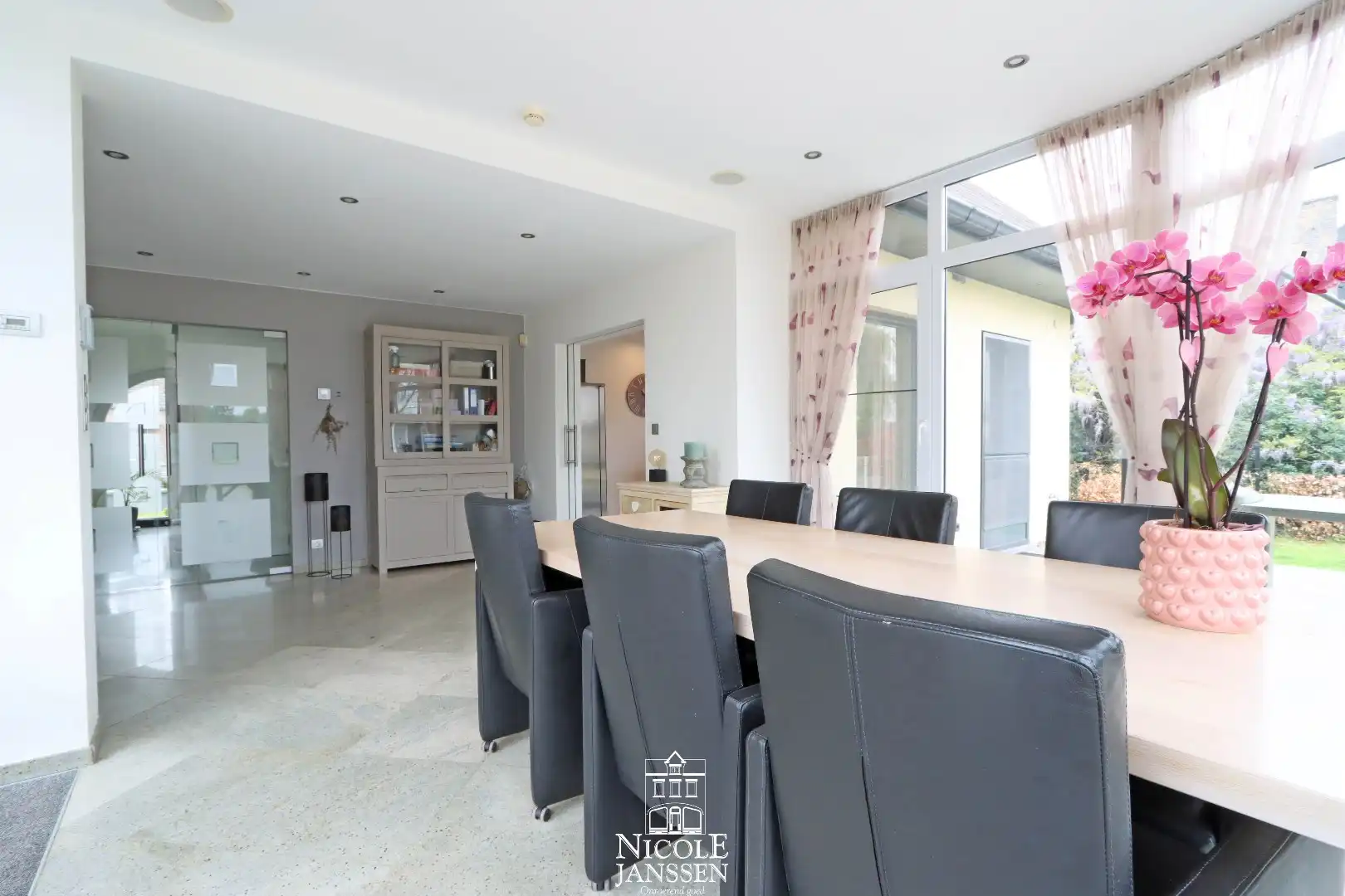 Vrijstaande ruime woning met dubbele garage en grote tuin met zwembad foto 11