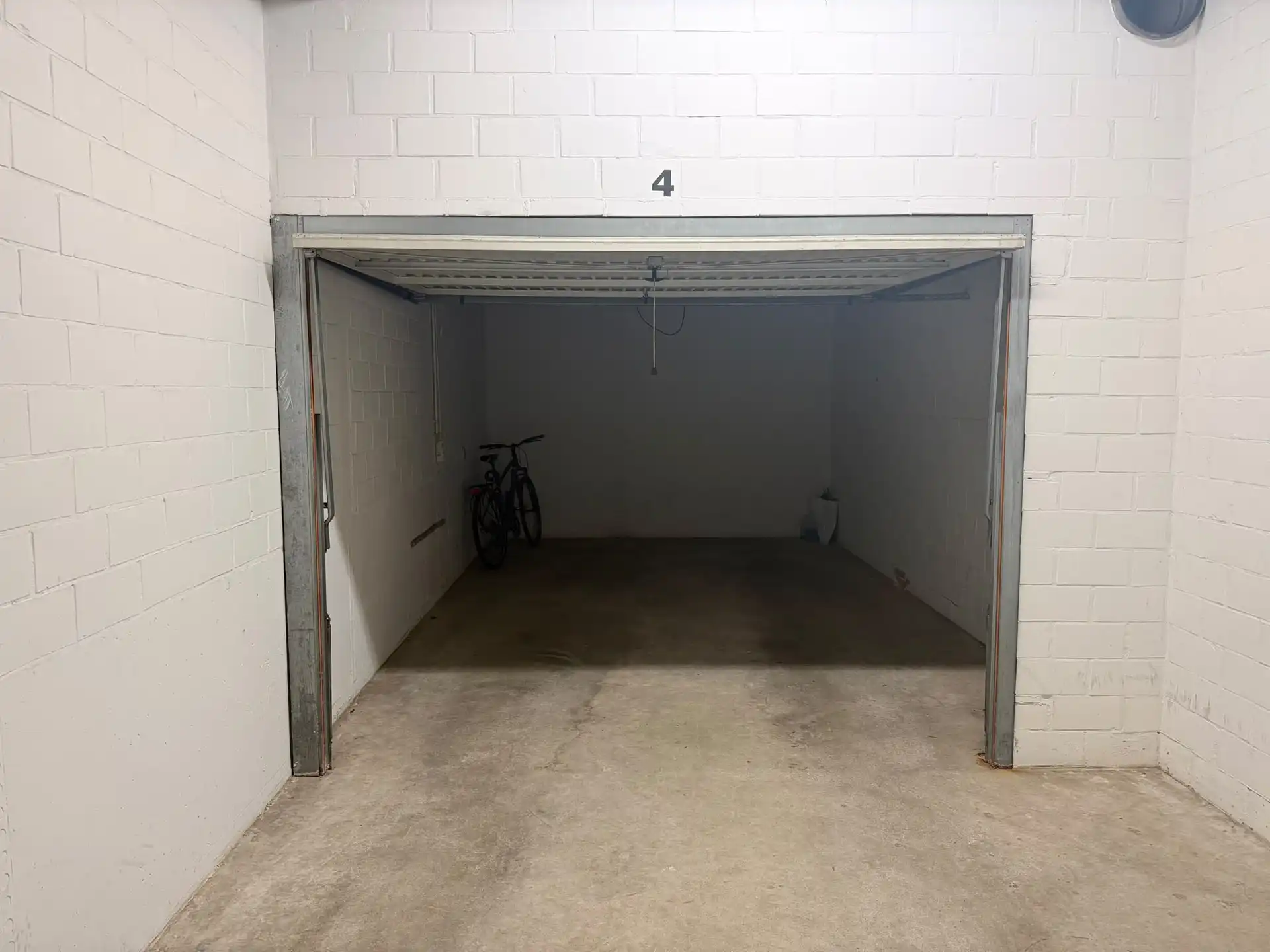 Gesloten garagebox in de omgeving van het casino! foto 6