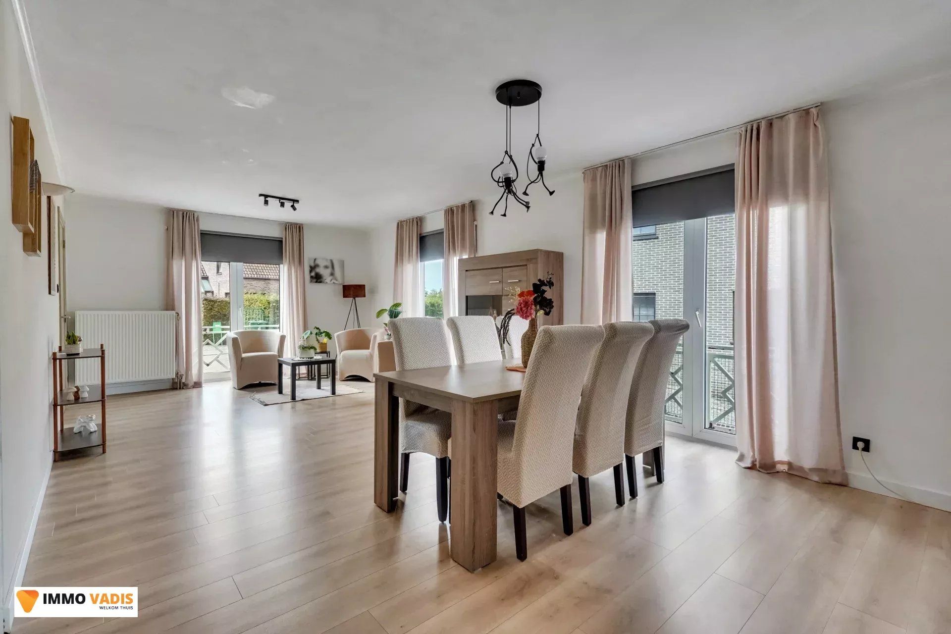 Instapklare halfopen woning met tuin en twee garages foto 3
