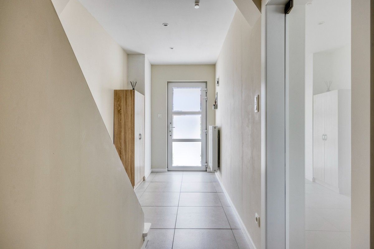 Instapklare, smaakvol gerenoveerde woning op een steenworp van het centrum van Lanaken. foto 4
