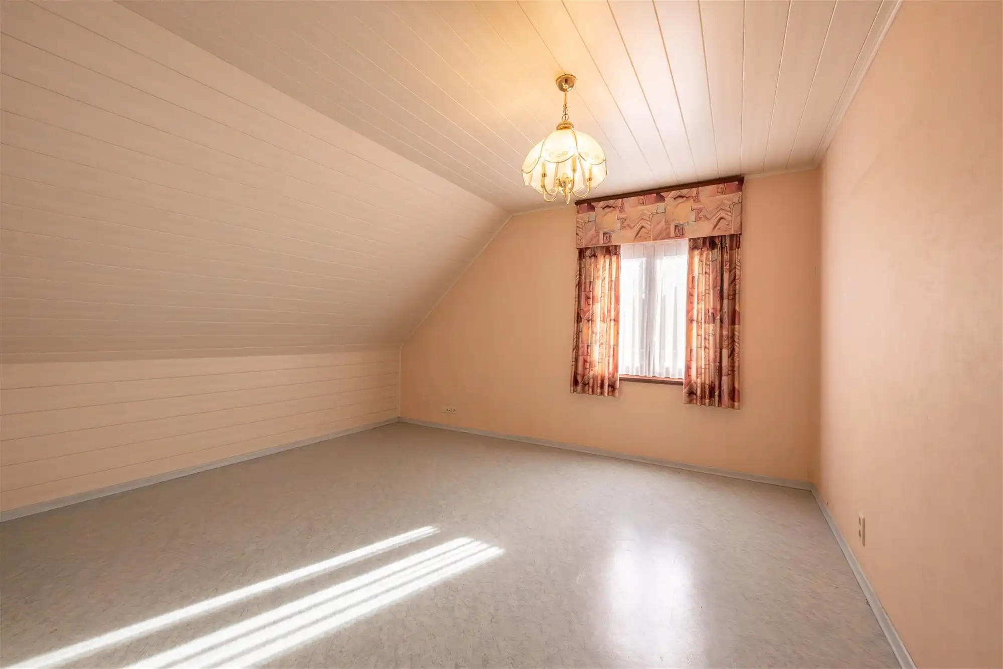 Kloeke halfopen woning met 2 garages en tuin foto 12