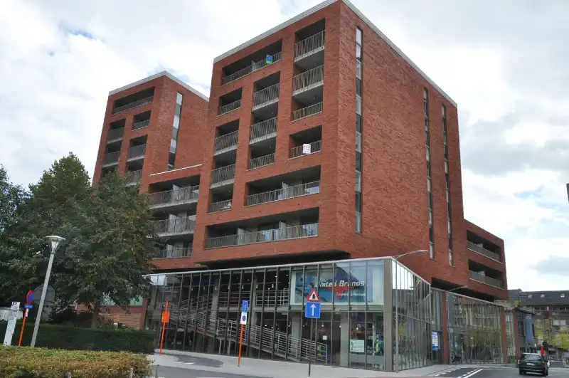 Centraal gelegen appartement met ruime zonneterras en garage vlakbij de K in Kortrijk. foto 11