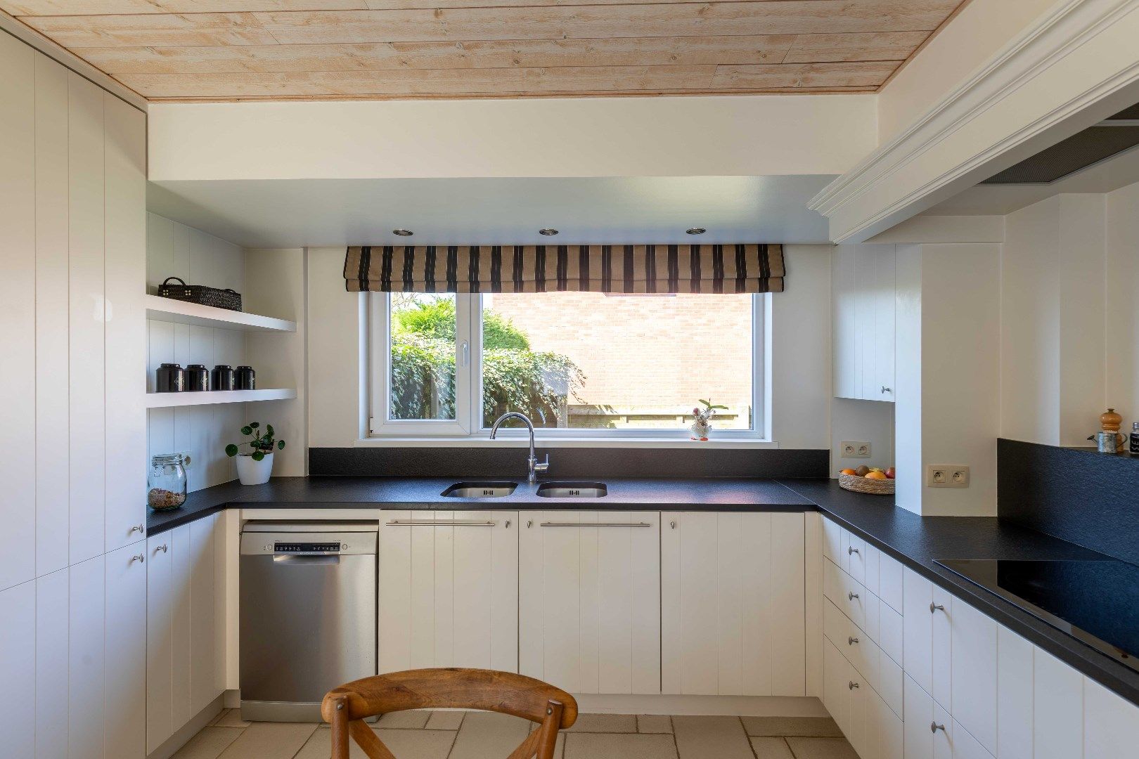 Vernieuwde energiezuinige alleenstaande woning met bijgebouwen  foto 9