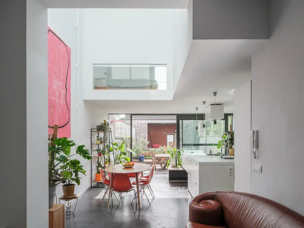 Architecturale burgerwoning naar de hand van Enplus architecten met stadstuin en polyvalente achterbouw op een boogscheut van het stadscentrum. foto 3