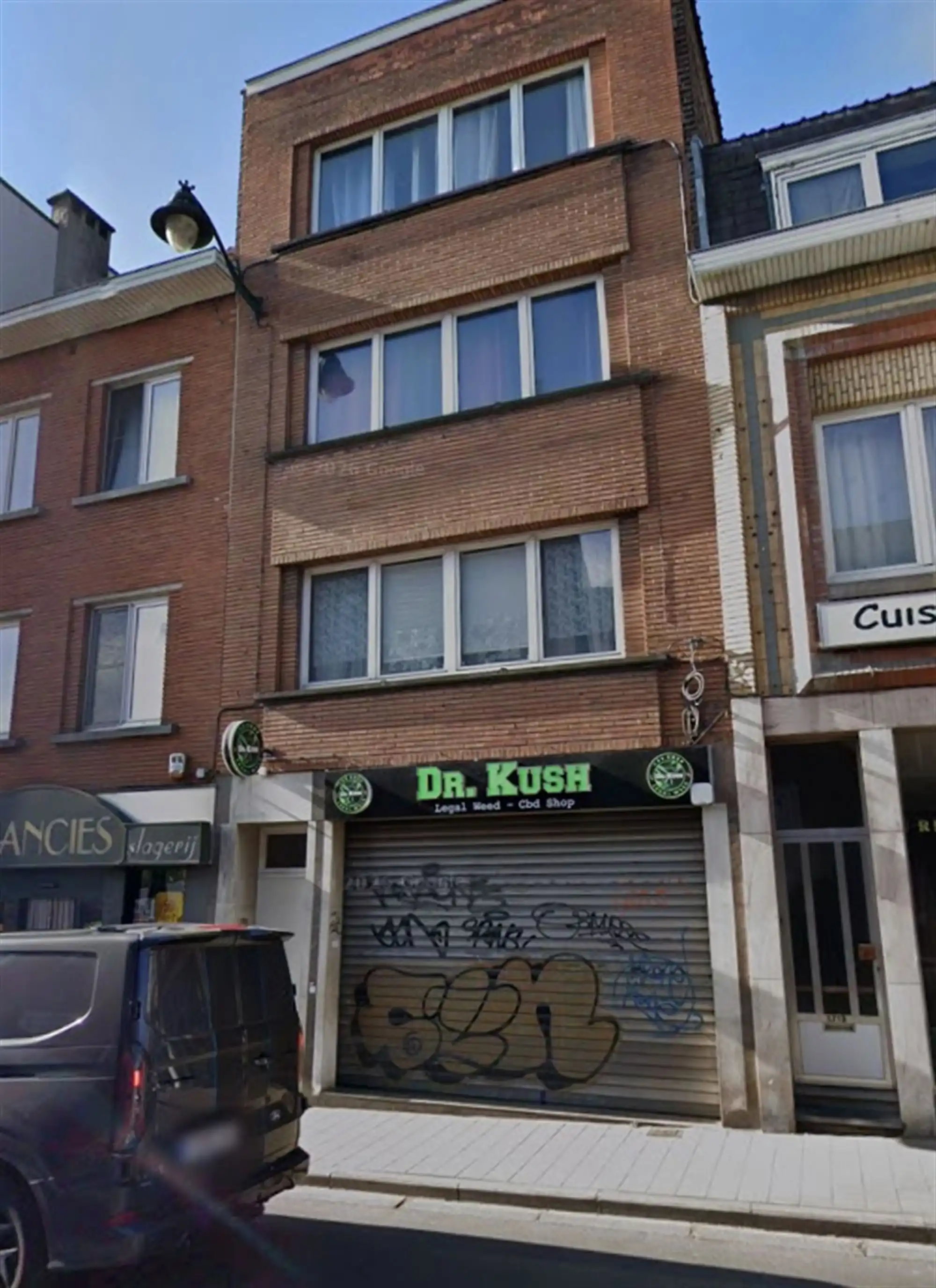 Handelsgelijkvloers te Oudergem foto {{pictureIndex}}