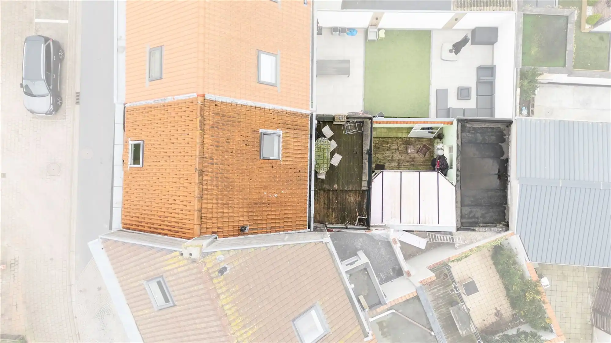  Ruime rijwoning met 5 slaapkamers en tweewoonst-indeling op topligging in Bredene foto 3