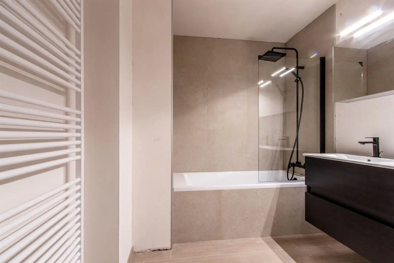 BEZOEKMOMENT  NU ZATERDAG  23/5 tsn 9u en 11 -- 3-slaapkamer appartement van 150m² met terras van 10 m² foto 3