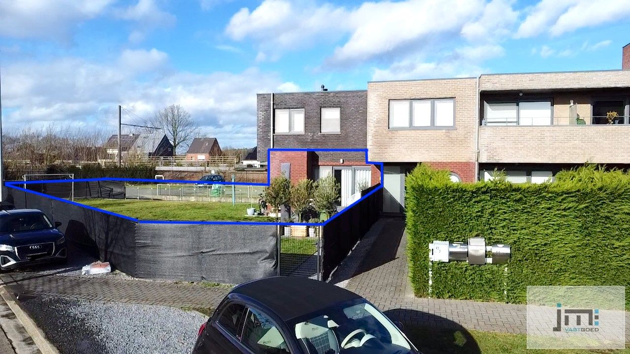 Instapklaar gelijkvloers appartement met tuin en terras in residentiële buurt nabij Hasselt-centrum foto {{pictureIndex}}