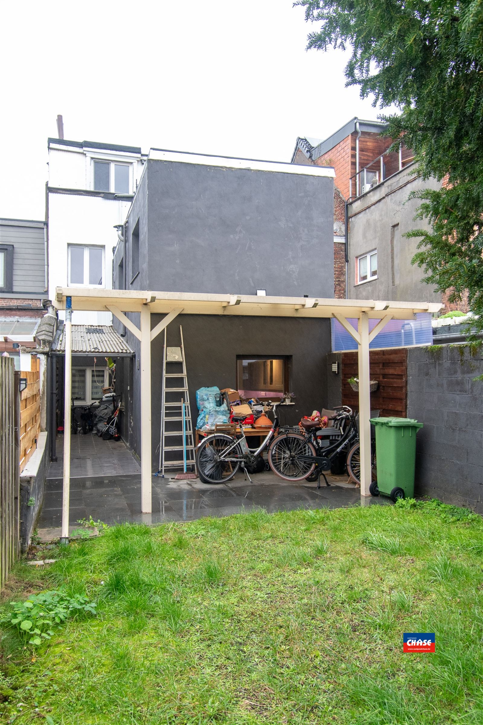 Gezinswoning met vier slaapkamers en tuin foto 8