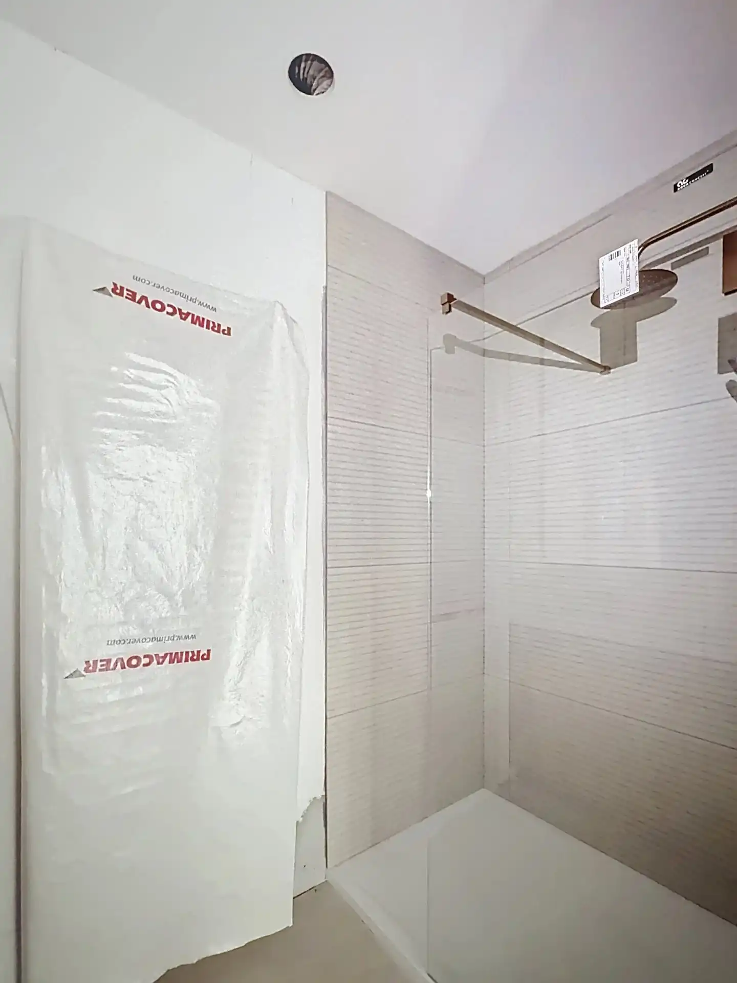 Luxueus en modern afgewerkt gelijkvloers appartement met tuin, 1 slaapkamer en 2 staanplaatsen. foto 13