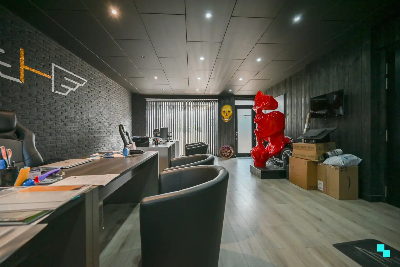 Ruim magazijn met kantoorruimtes en woonst te Lendelede foto 4