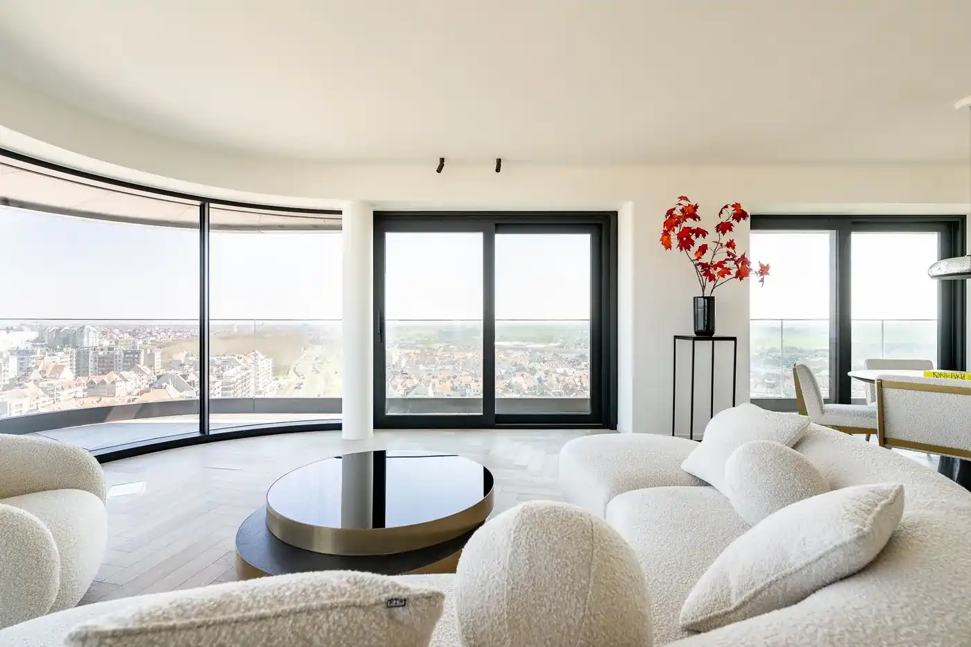 Fenomenaal afgewerkt hoek-appartement op de 15de verdieping van de Heldentoren met zicht op Zee, Knokke en omstreken. foto 4