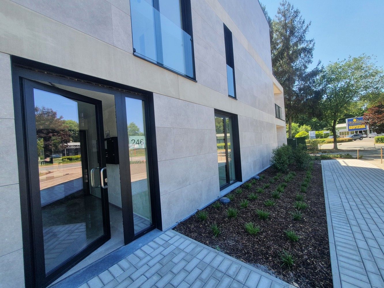 Luxueus nieuwbouwapp met 2 ruime slks en 2 prachtige terrassen (waarvan één met tuin), staanplaats en berging. foto 2