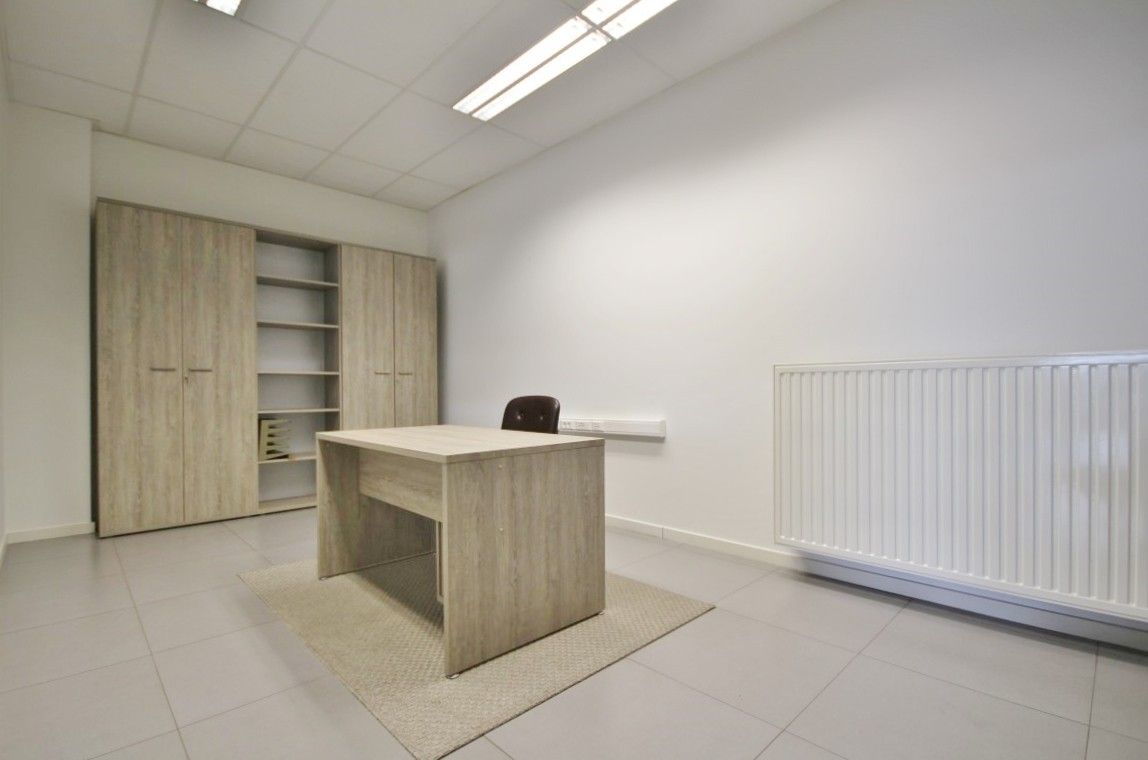Ruim handelspand/bureelruimte op toplocatie in Sint-Truiden foto 4
