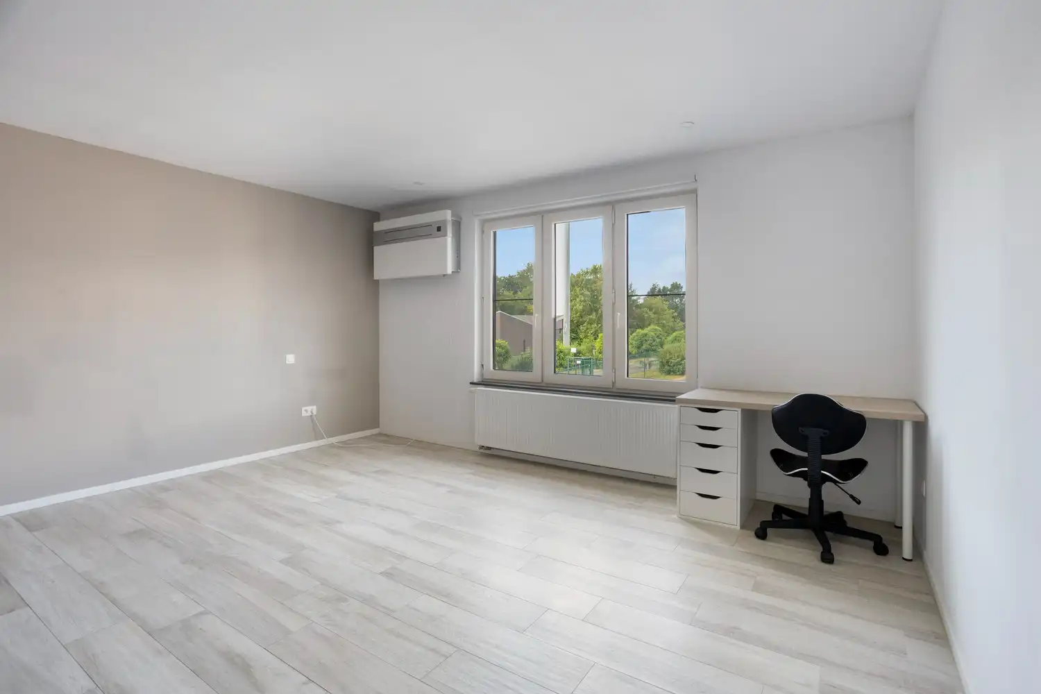 Ruime gerenoveerde gezinswoning met 3 slaapkamers op een uitzonderlijk perceel foto 17
