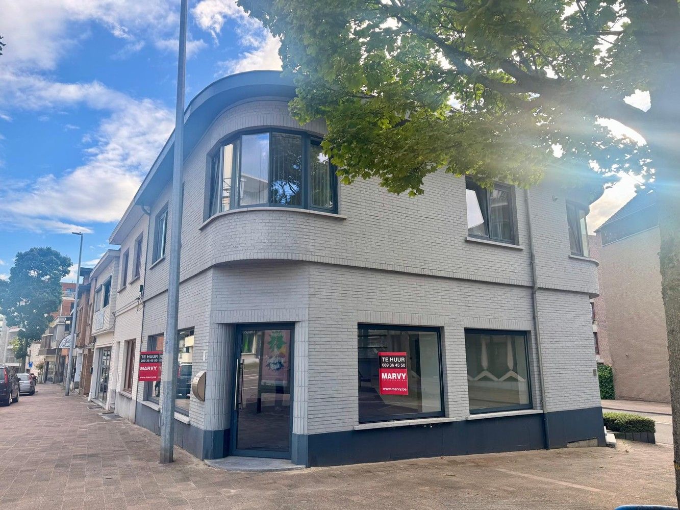 Handels / kantoorruimte pal aan het centrum van Genk foto {{pictureIndex}}