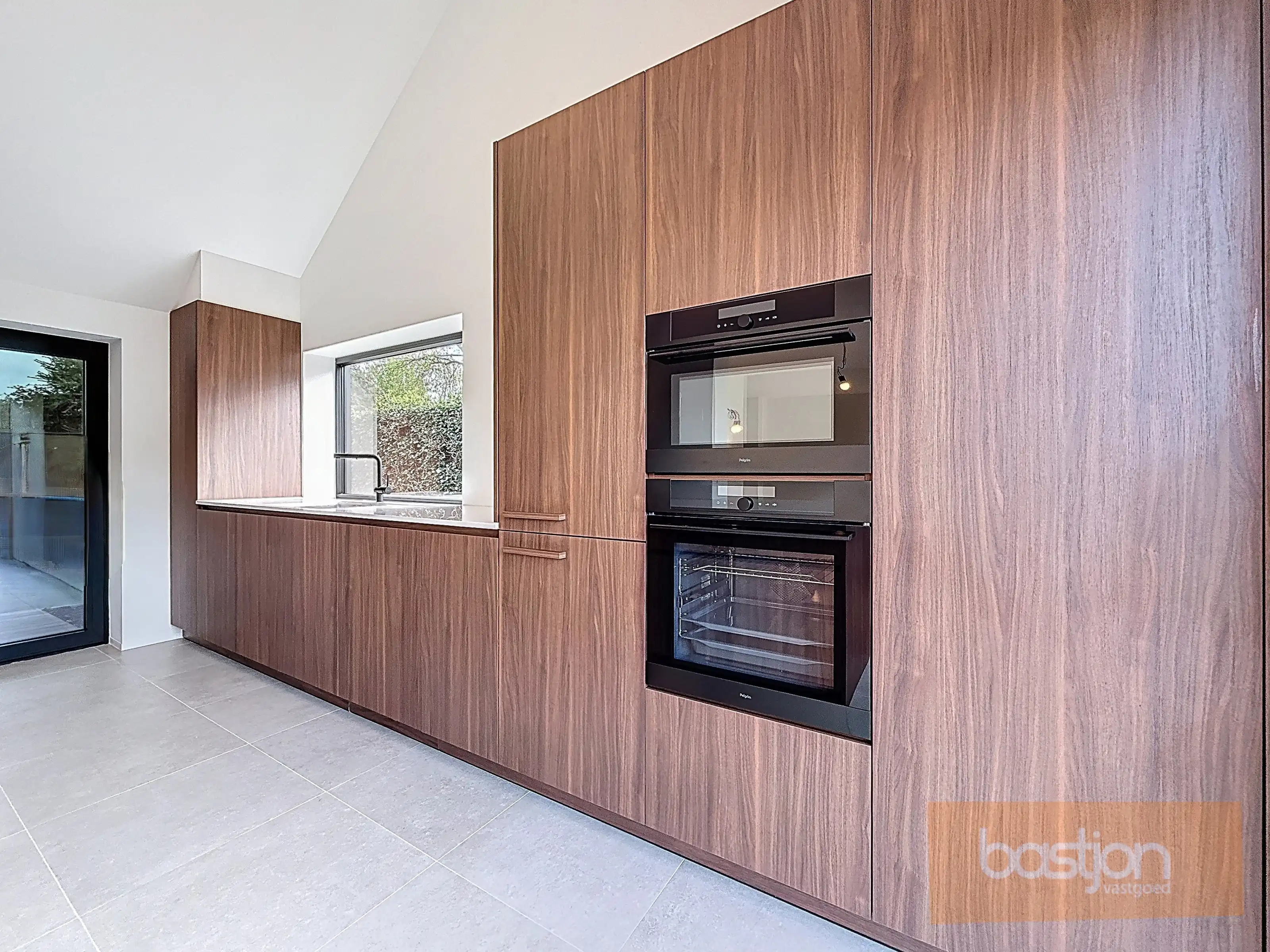 Volledig gerenoveerde, lichtrijke woning met uitzicht op het Preshoekbos foto 7