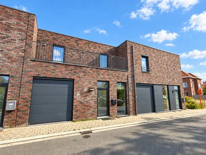 Moderne lage-energiewoning met mooie tuin en garage in een rustige woonwijk foto 16
