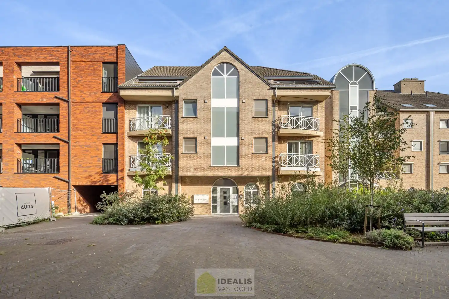 IDEALIS VASTGOED – KNAP APPARTEMENT GELEGEN OP UITERST CENTRALE LOCATIE TE OVERPELT, PELT. Dit knappe appartement met bouwjaar 2000 omvat een aangename ca.72m² en  biedt plaats aan een lichtrijke leefruimte met aansluitend goed onderhouden keuken, 2 knappe slaapkamers, badkamer en dakterras! Een fraai appartement, zeer geschikt voor kandidaten op zoek naar betaalbare woonruimte vlak bij het centrum van (Over)Pelt! foto 2