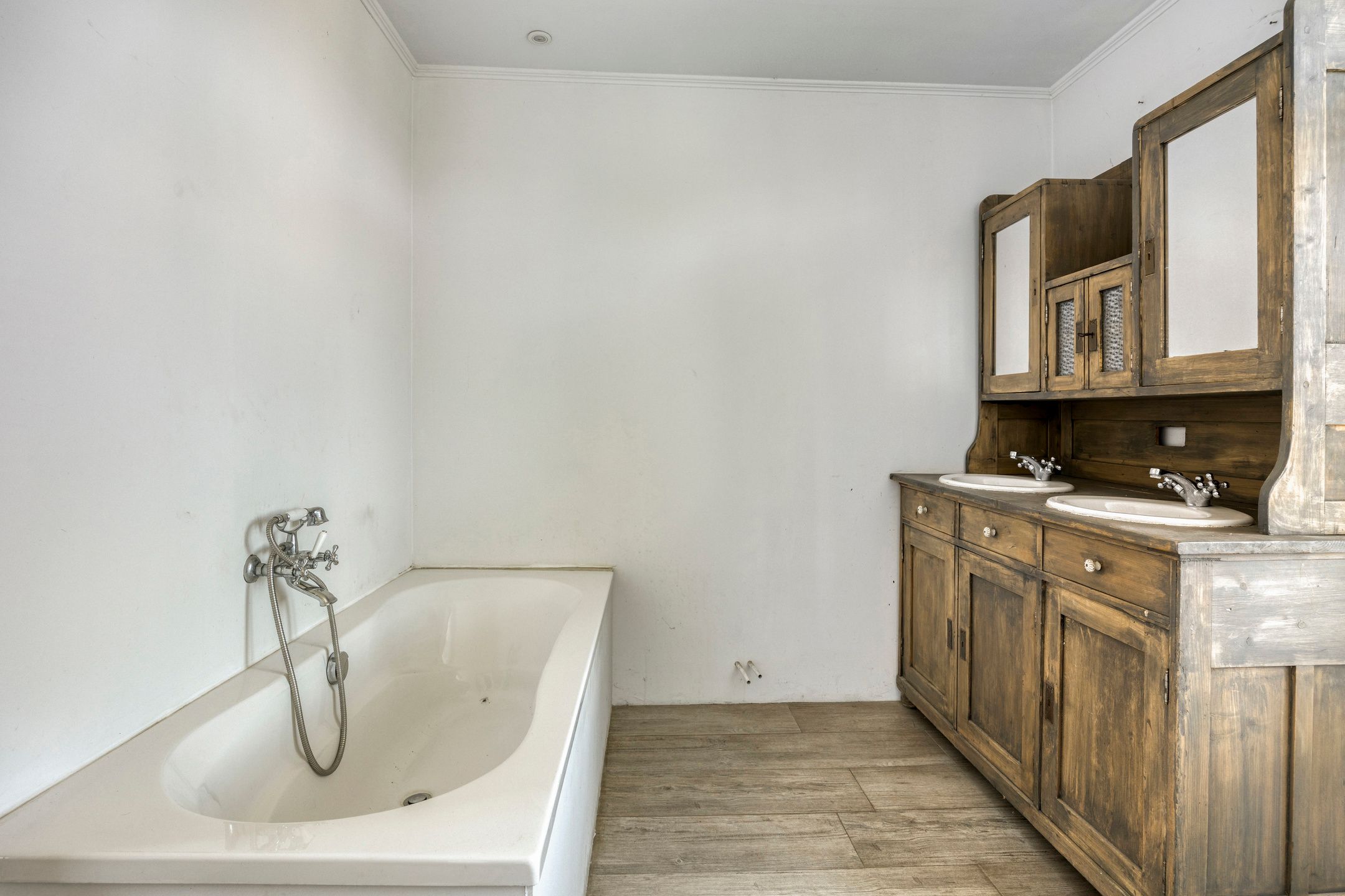 Deels gerenoveerde woning met prachtig verzicht op 14 are foto 10