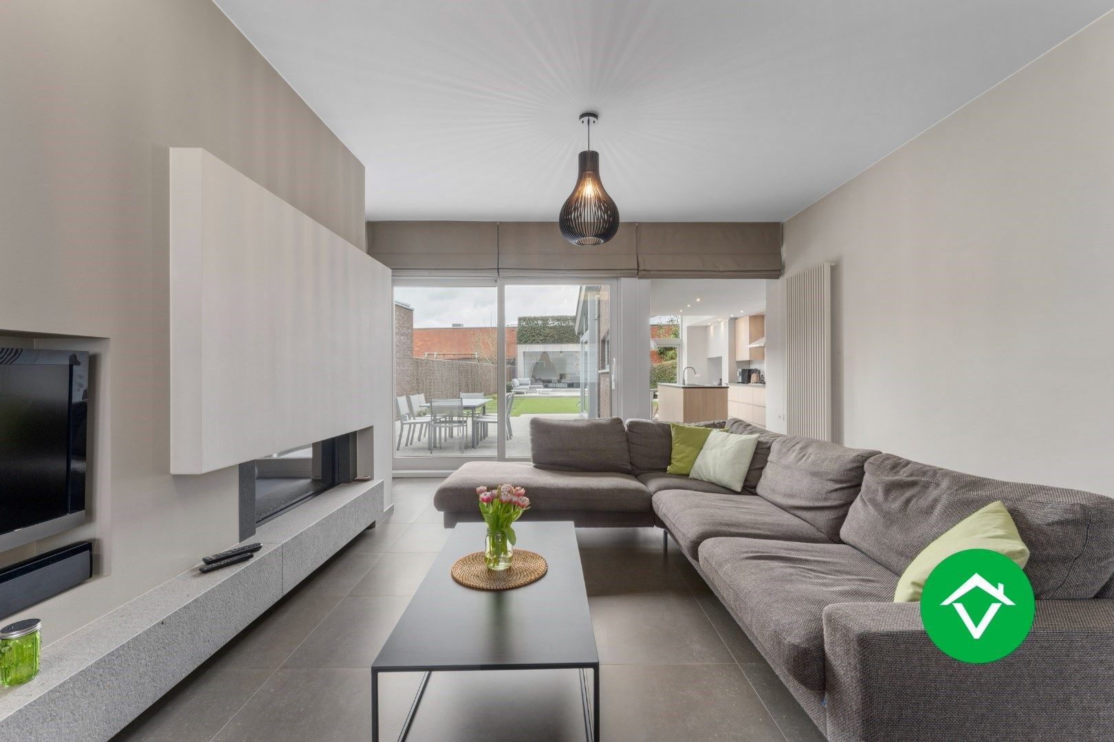 Instapklare topper met 4 slaapkamers en inpandige garage te koop in het centrum van Koekelare foto {{pictureIndex}}