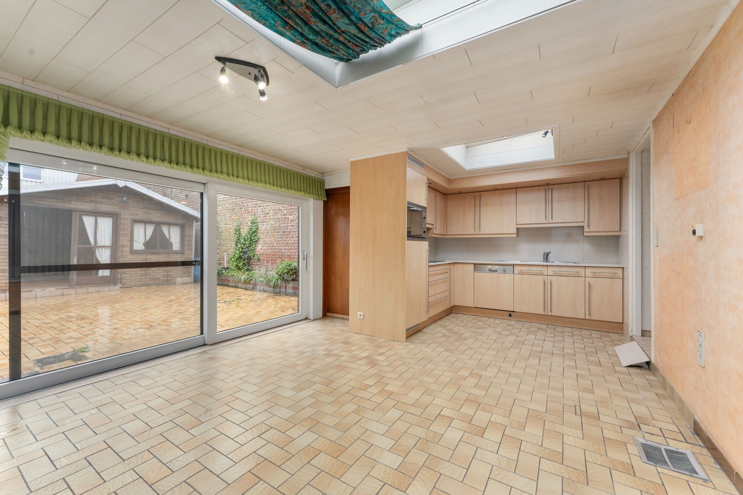 Te renoveren woning aan de rand van Deerlijk met zeer ruime garage op 262m2 foto 6