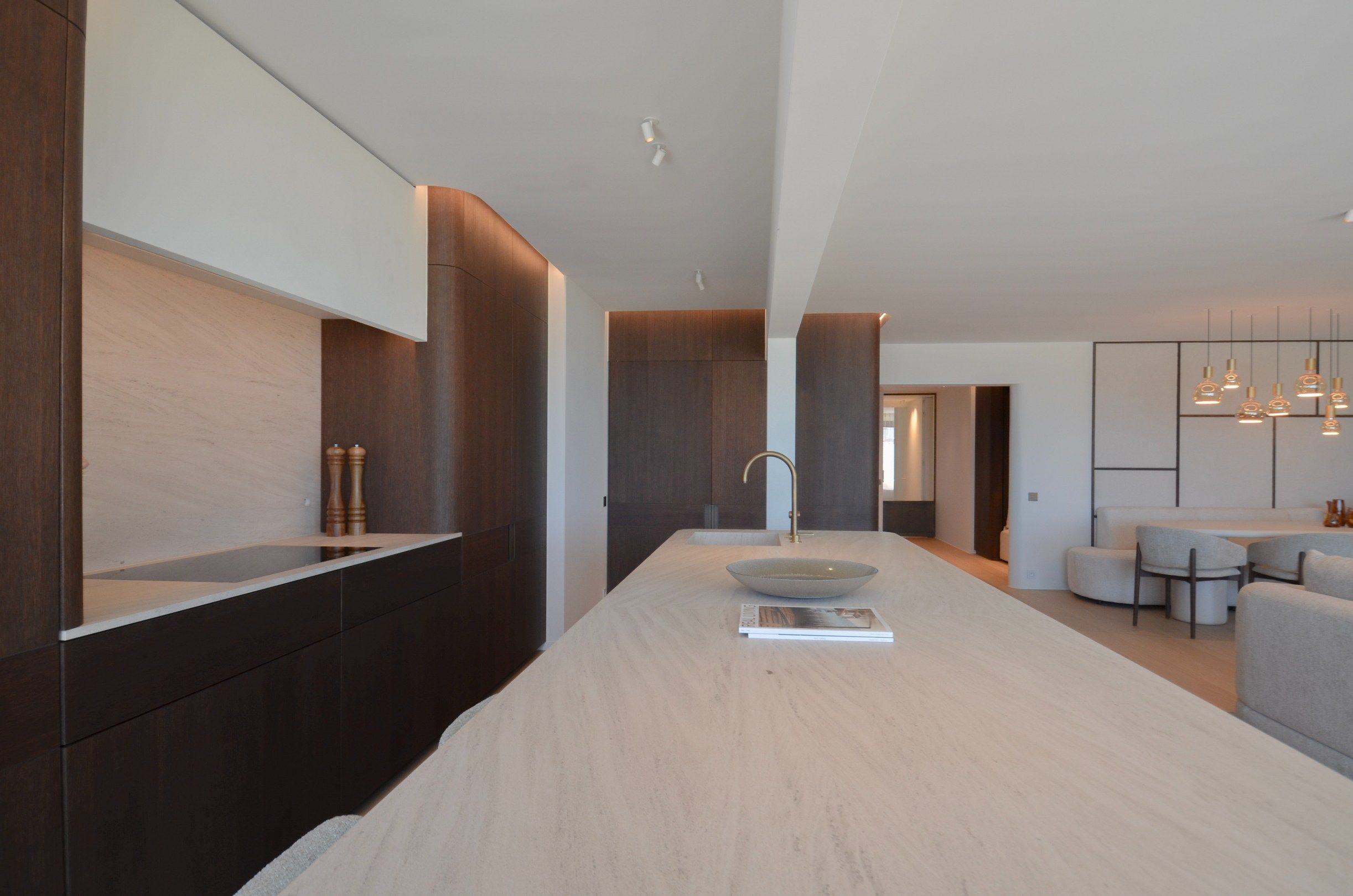 Uitzonderlijk gerenoveerd appartement met frontaal zeezicht in het Zoute. foto 9