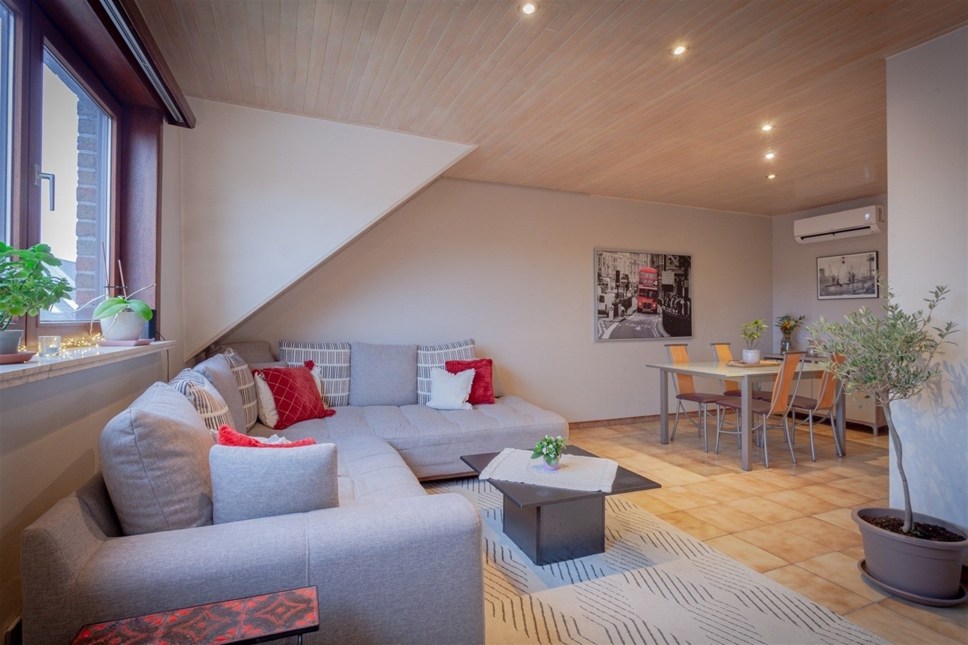 Duplexappartement met 4 kamers! centrum Heusden. foto {{pictureIndex}}