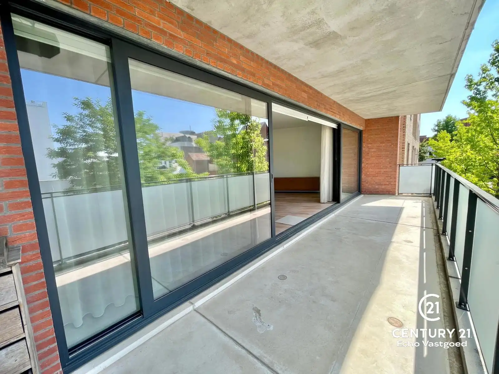 Recent, luxe appartement met 2 slpks, terras en autoplaats foto 10