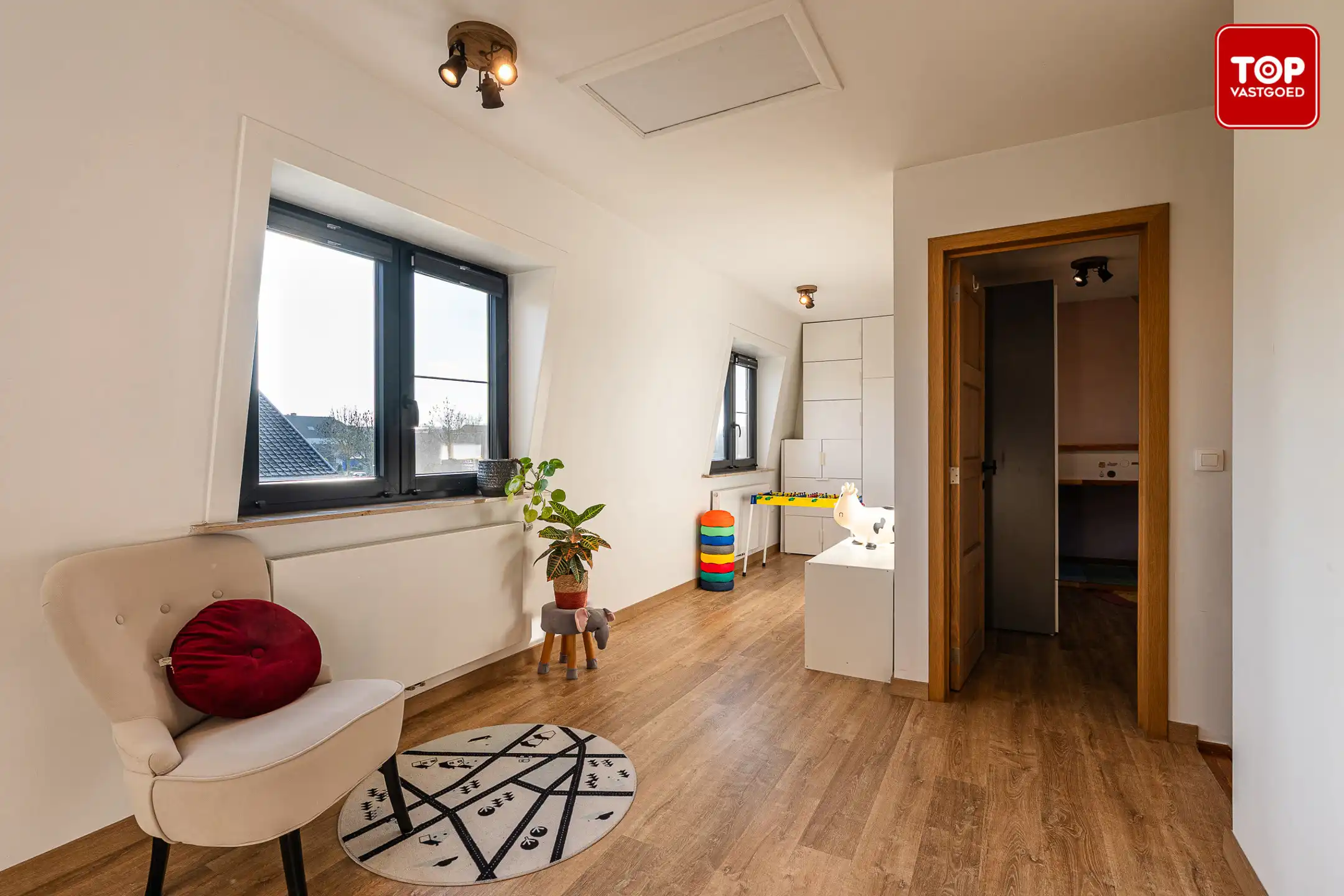 Karakteristieke woning  met 3 slaapkamers en 2 badkamers op riant perceel. foto 12