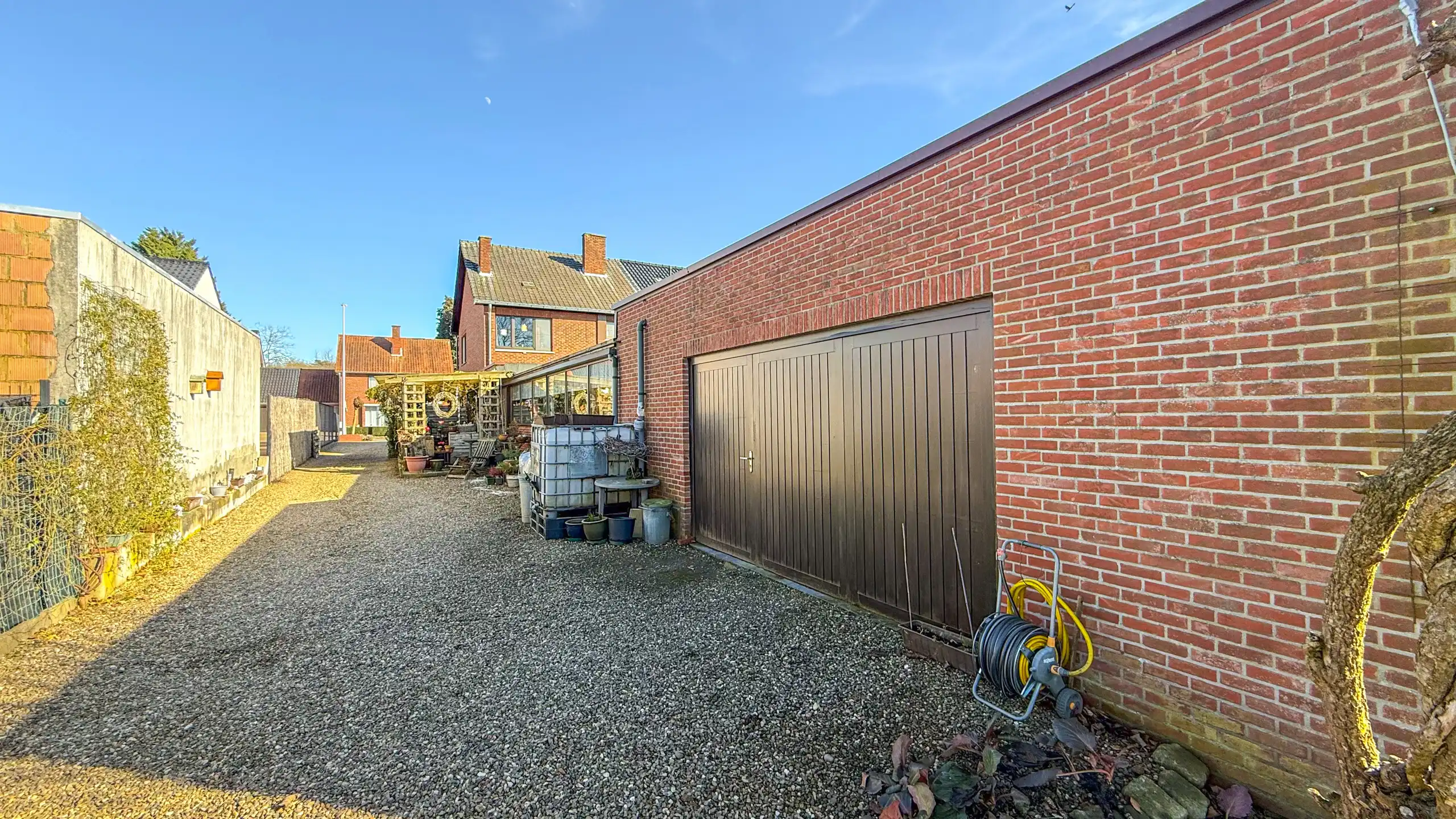 Ruime gezinswoning met zeer grote garage of opslagruimte! foto 35