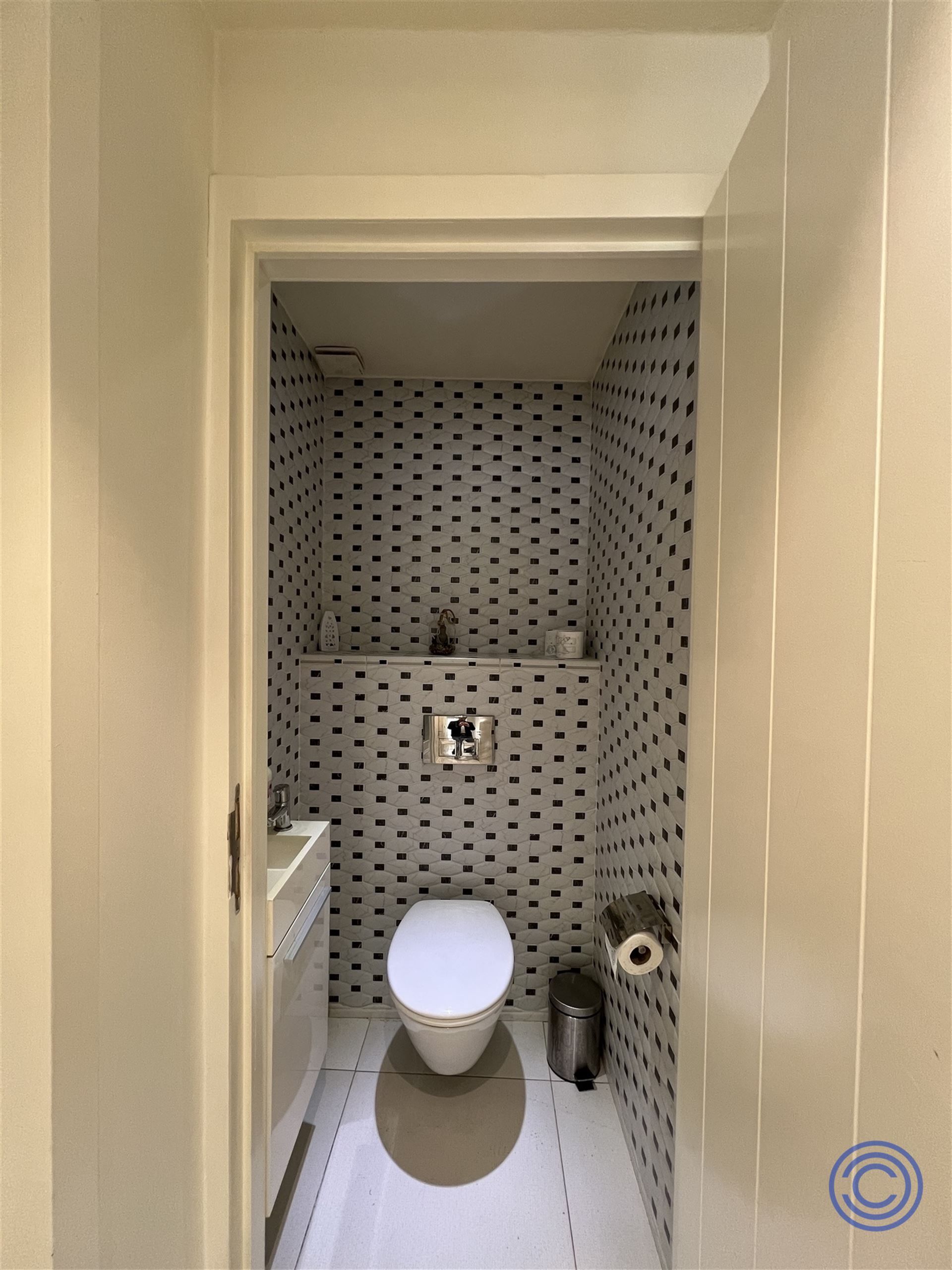 Pand met prachtig authentieke gevel bestaande uit 4 1-slpk app'en op het Eilandje foto 5