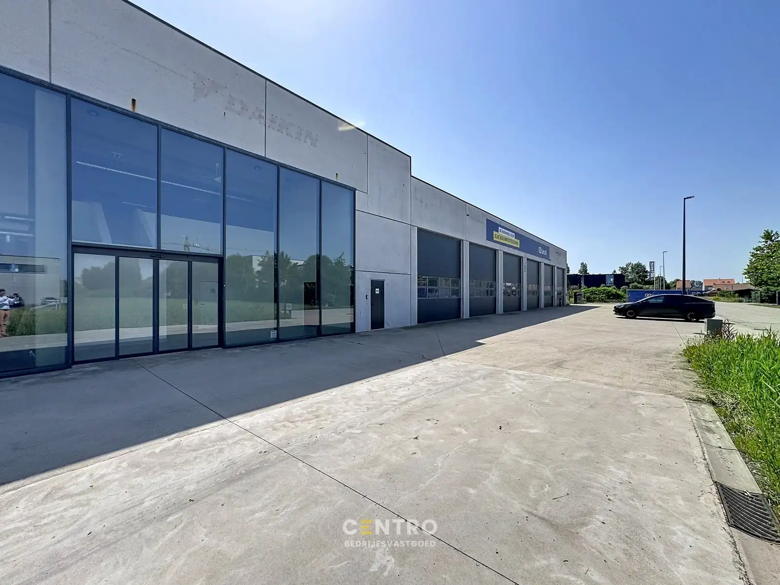 Goed geïsoleerd en verwarmd BEDRIJFSGEBOUW, bestaande uit MAGAZIJNEN (1.080m²) met KANTOREN en randaccomodatie (999m²) en 40-tal private parkeerplaatsen op het terrein. Vlak aan de afrit Zandvoorde (Oostende). foto 19