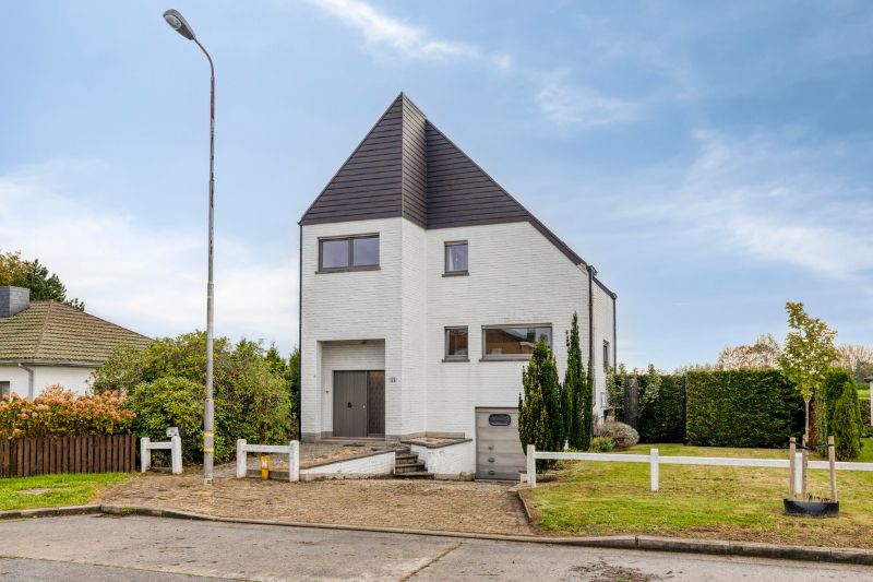 Ruime gezinswoning met tuin en zicht op groen foto {{pictureIndex}}