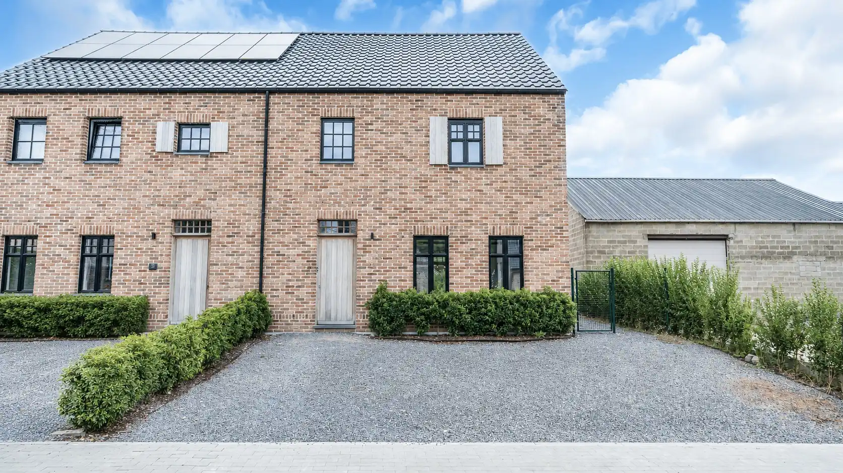 Karaktervolle nieuwbouwwoning op een rustige toplocatie in het hart van Haspengouw foto {{pictureIndex}}