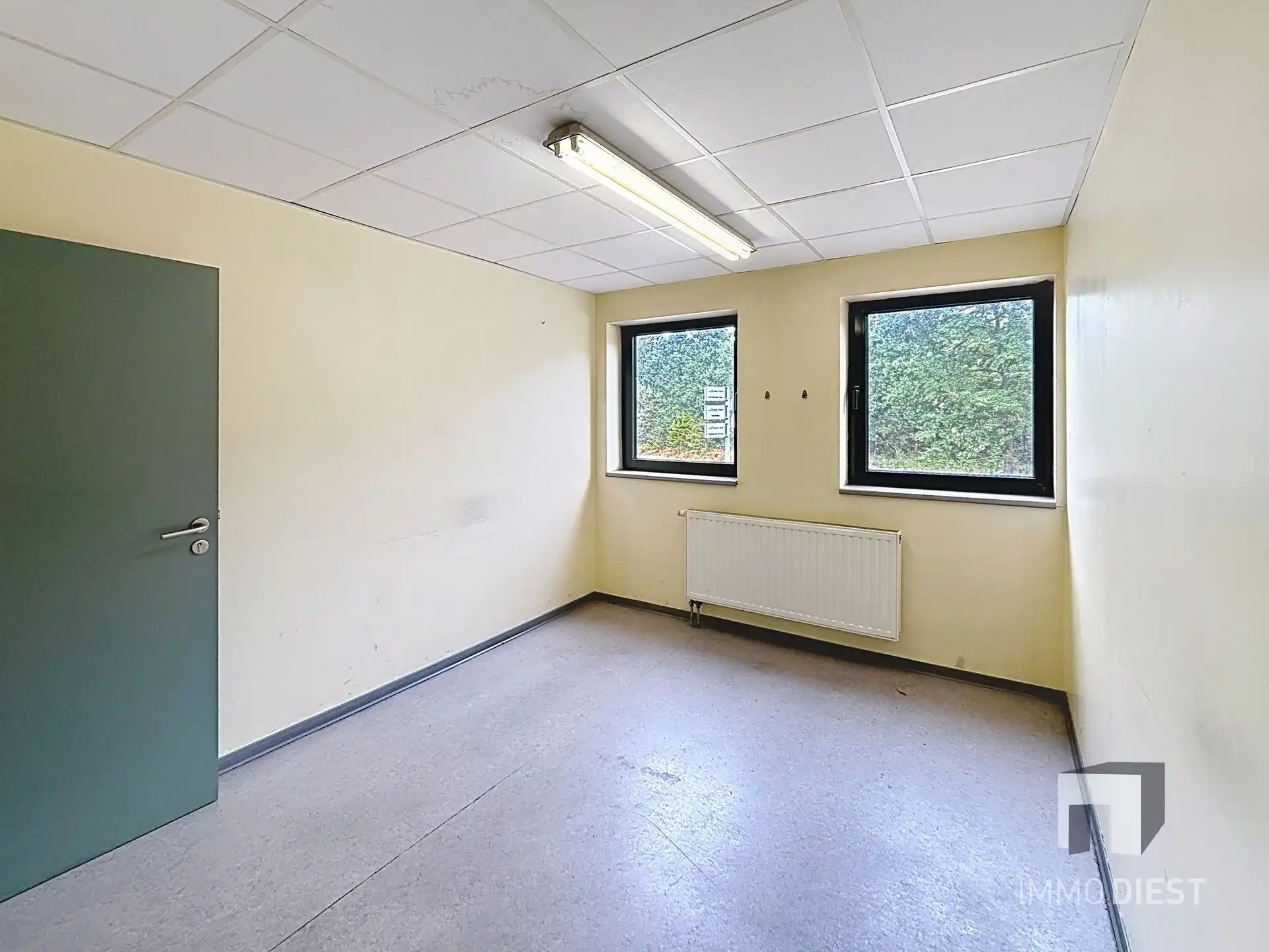 Magazijn met bureel op triple A-locatie foto 12