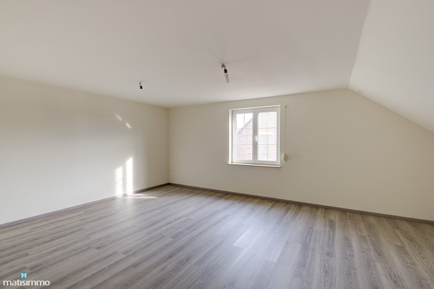 UITZONDERLIJK RUIME WONING MET 5 SLAAPKAMERS EN ONDERHOUDSVRIENDELIJKE TUIN TE MOPERTINGEN foto 26