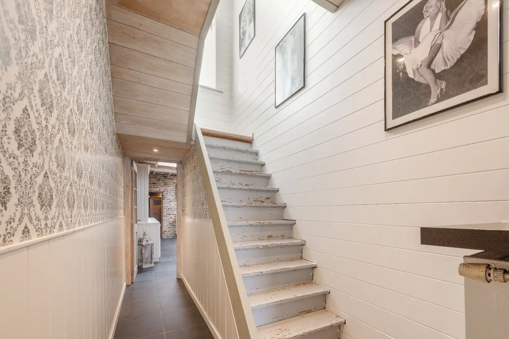 GROTENDEELS GERENOVEERDE GEZINSWONING 2006 MET 3 SLPKS EN TUIN foto 15