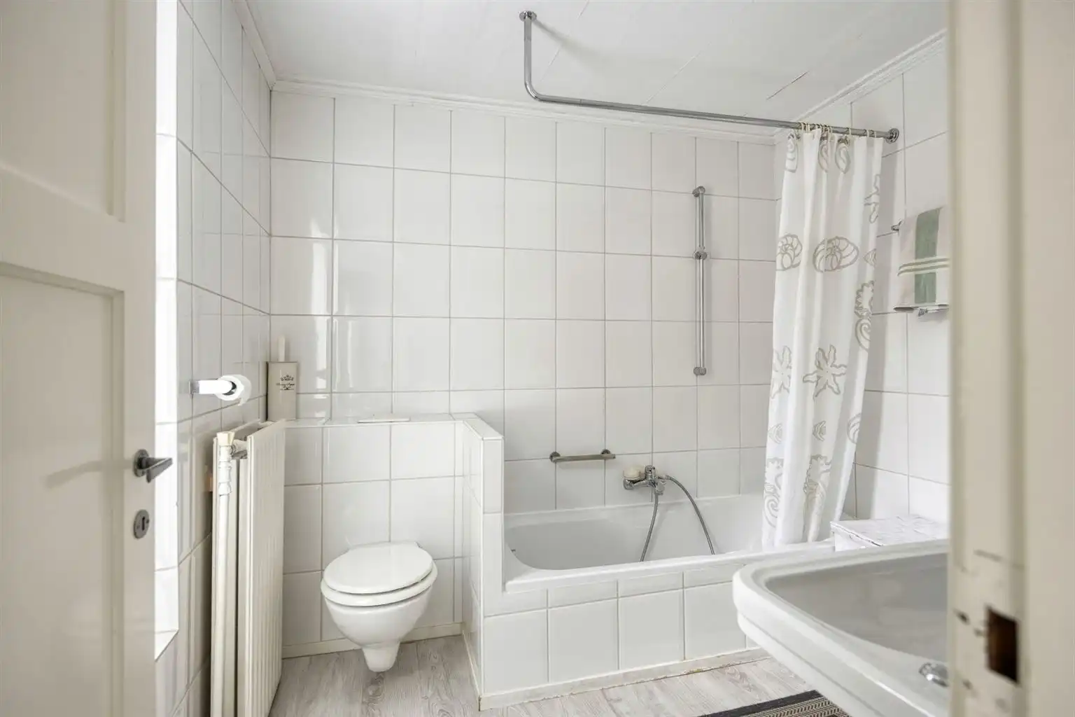 Prachtige karaktervolle stadswoning voorzien van 6 slaapkamers, ruime buitenkoer en vrijstaande garage in het centrum van Maaseik.  foto 17